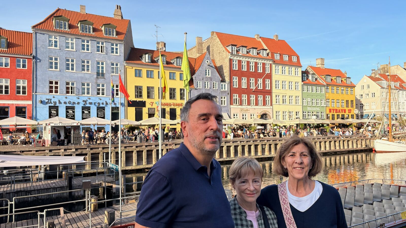 Grupo en Nyhavn con las casas de colores al fondo