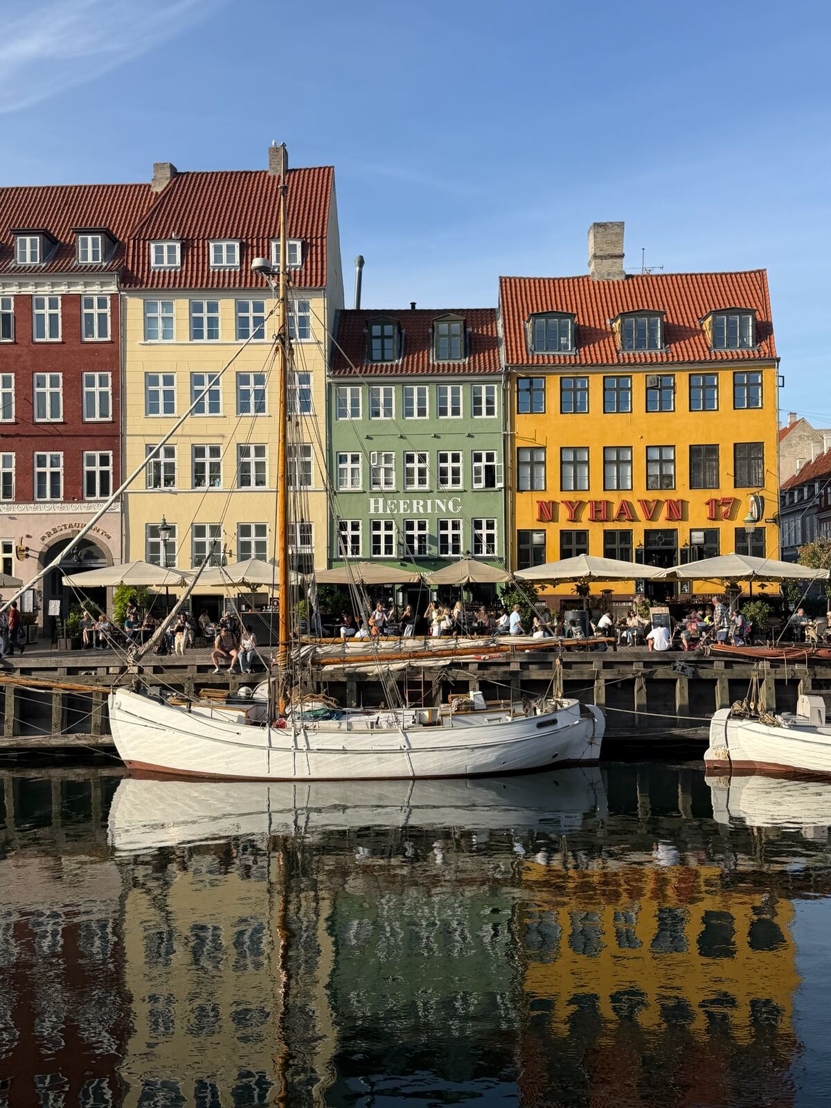 Barco de vela amarrado en Nyhavn frente a las casas de colores