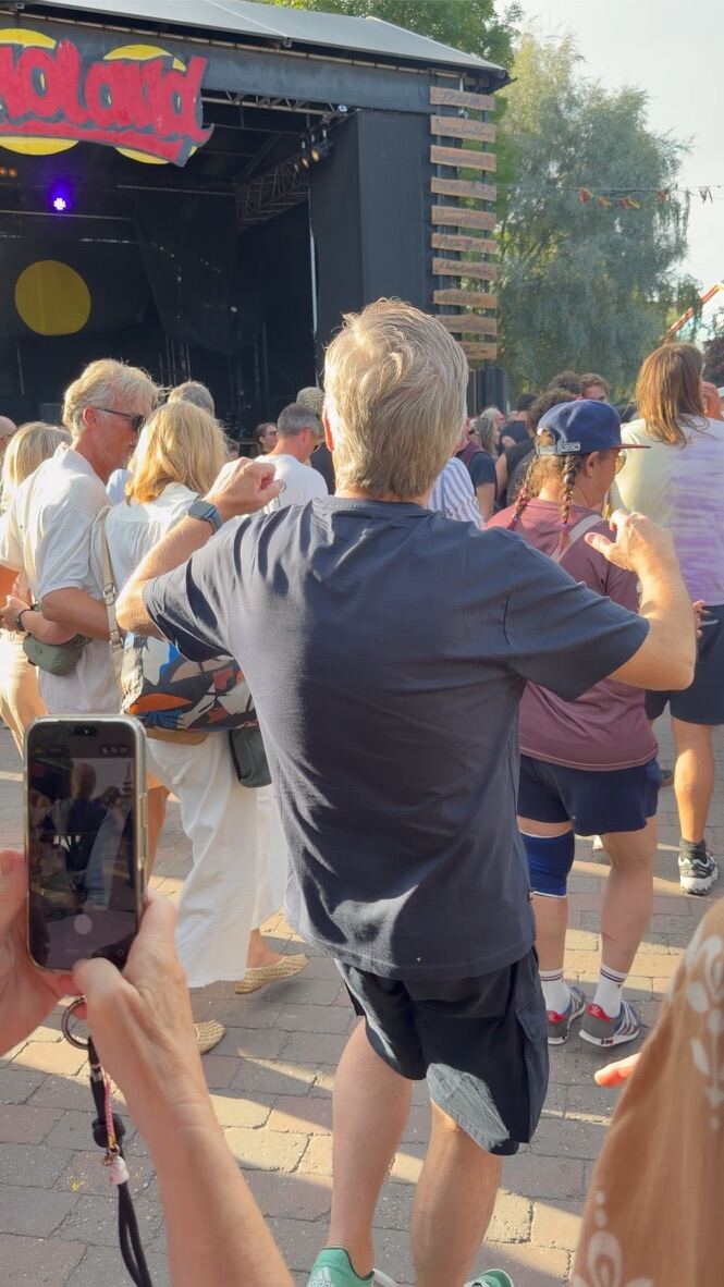 Gente bailando en un festival de música al aire libre