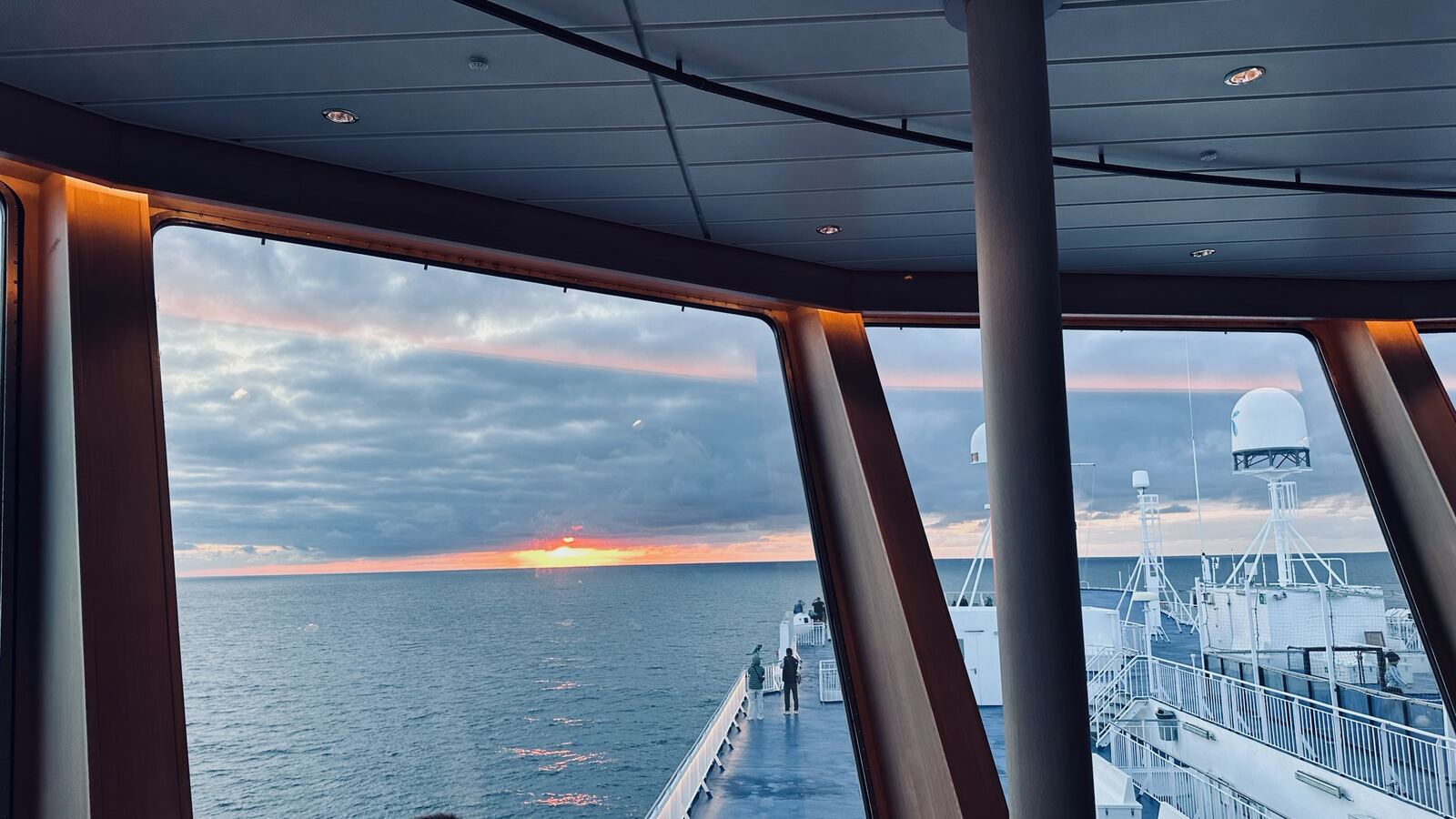 Atardecer visto desde el salón del ferry