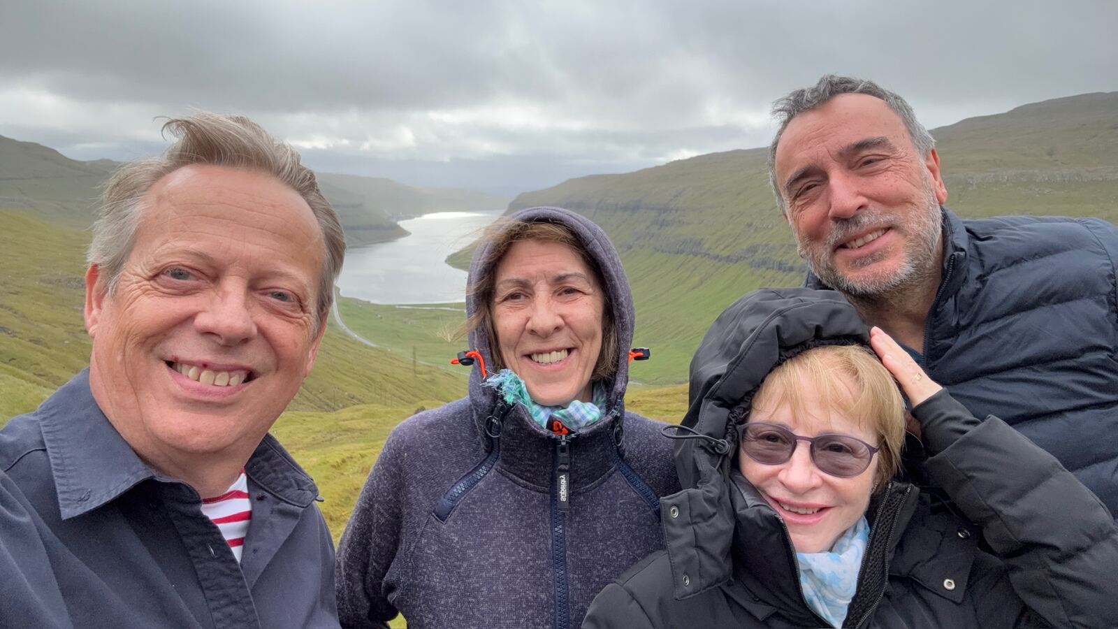 Grupo en un mirador de Streymoy con valle y lago al fondo