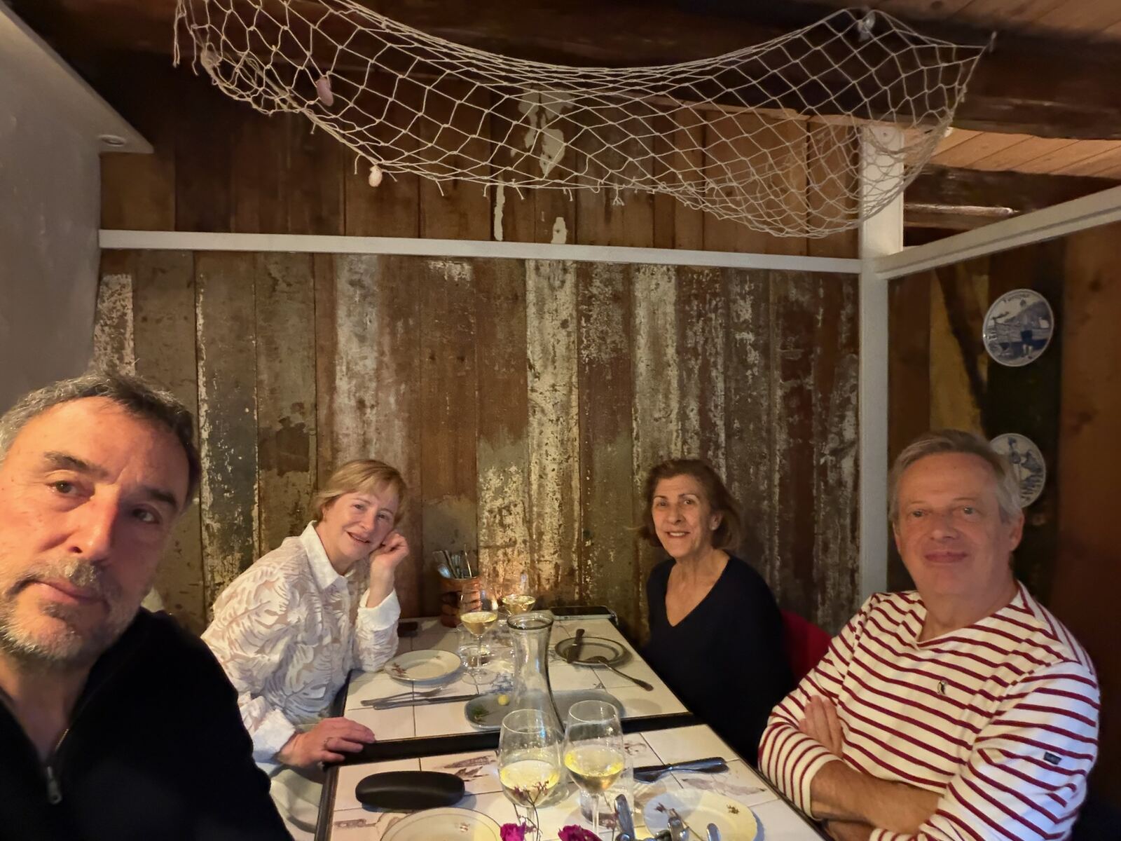 Cena en Tórshavn con una red de pesca colgando del techo