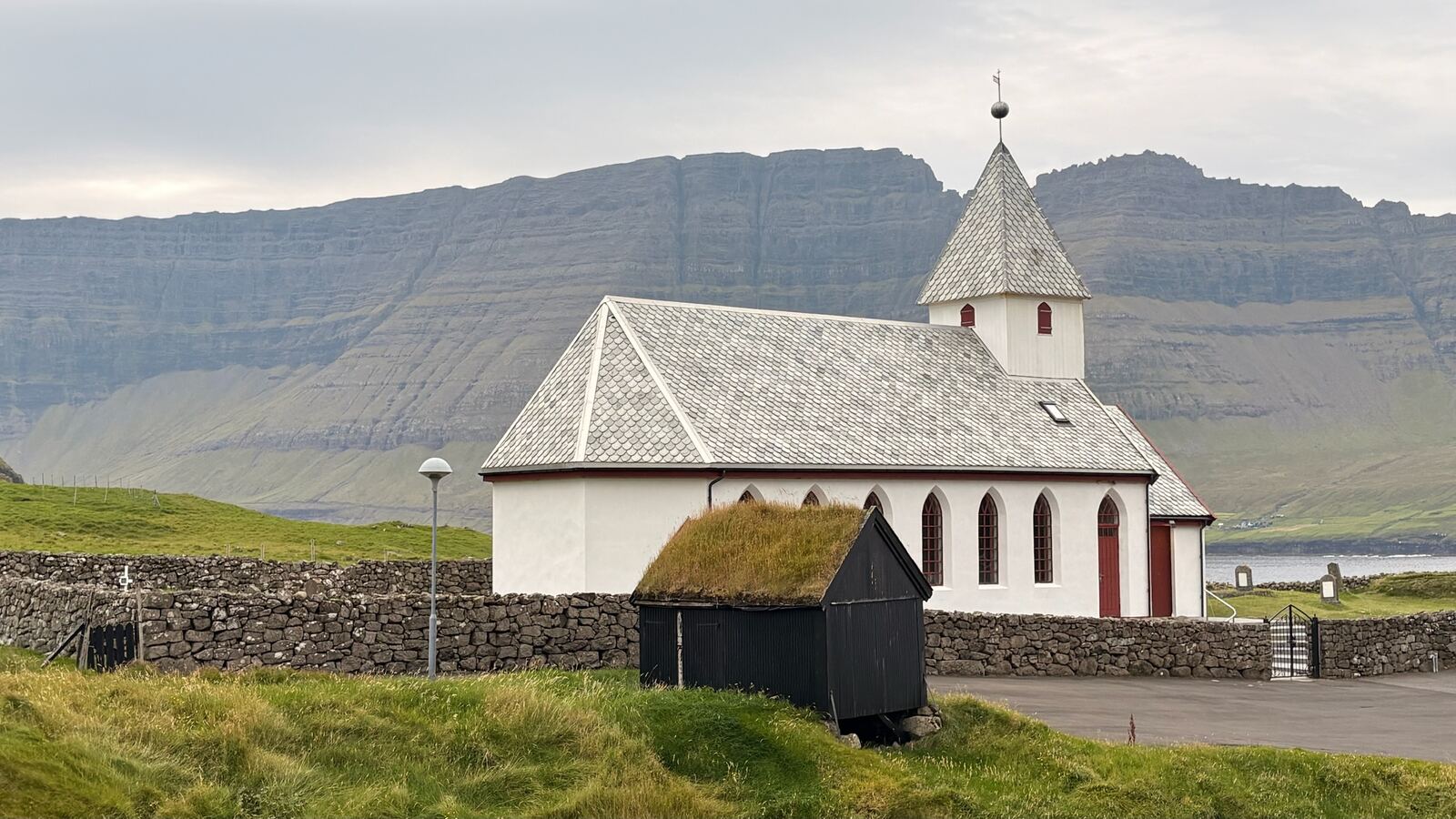 Iglesia blanca con torre, en algún pueblo de Feroe