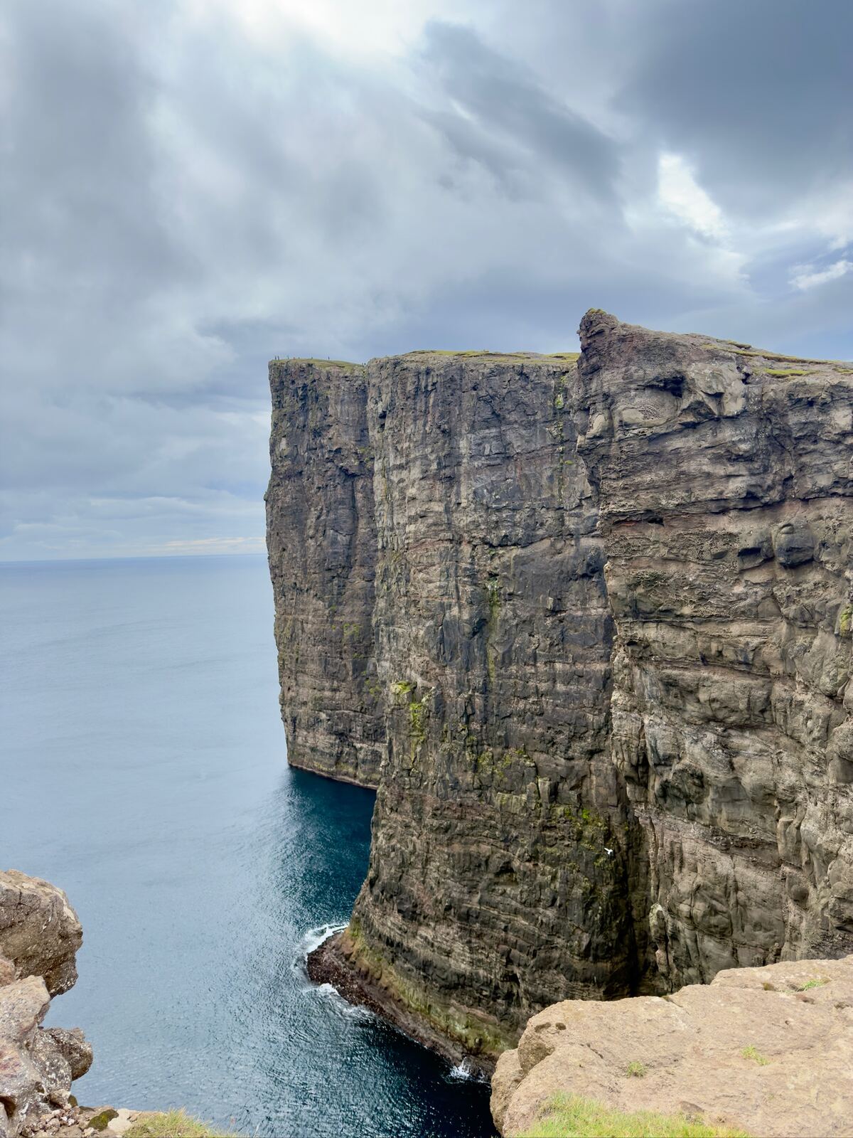 Acantilado de Trælanípa sobre el lago Leitisvatn