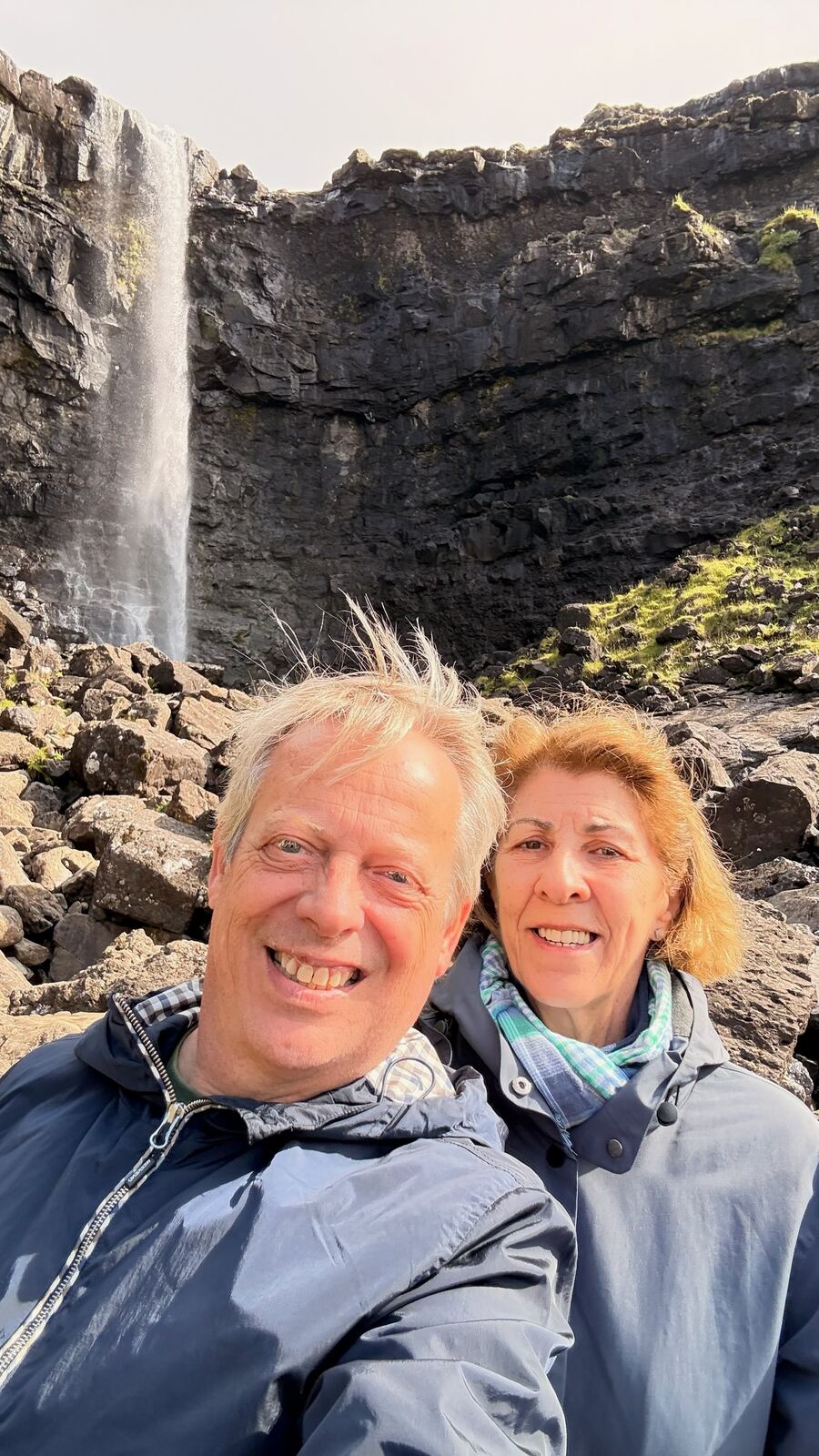 Pareja posando junto a la cascada de Gásadalur