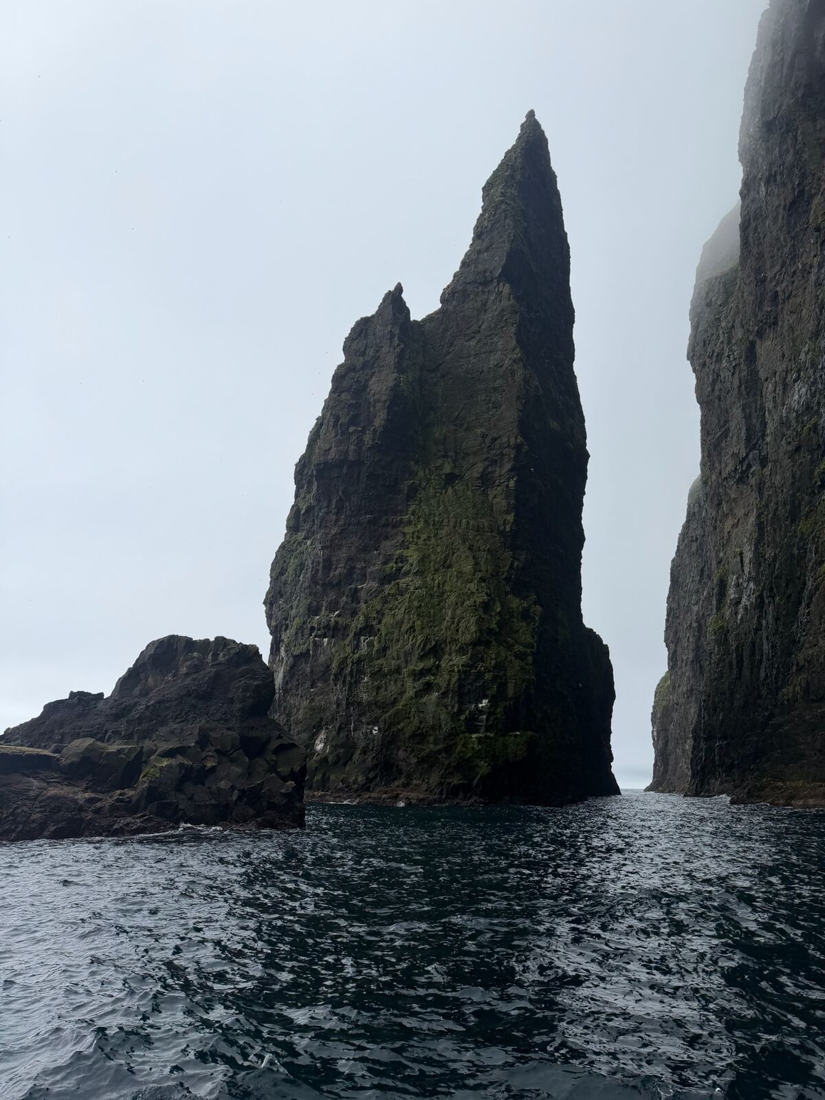 Aguja de roca vista desde el barco en Vestmanna
