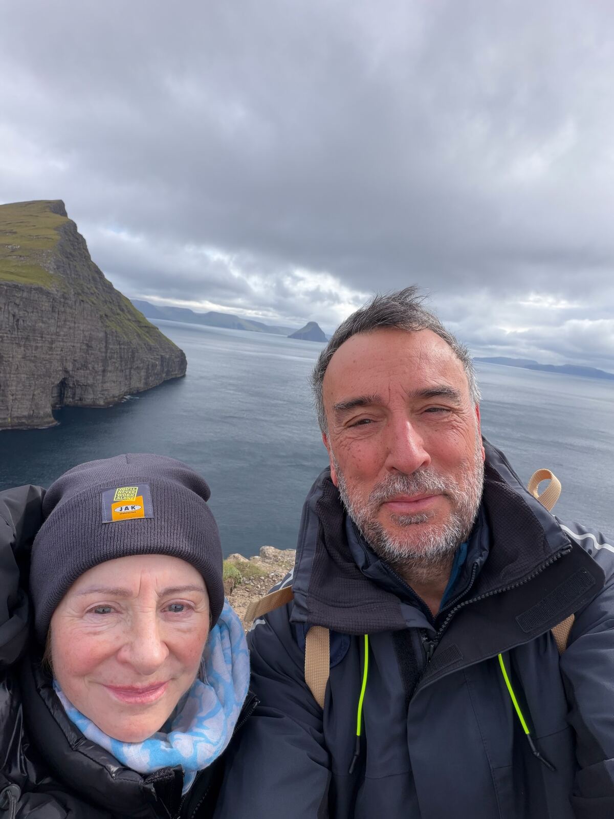 Pareja en otro mirador de Vágar