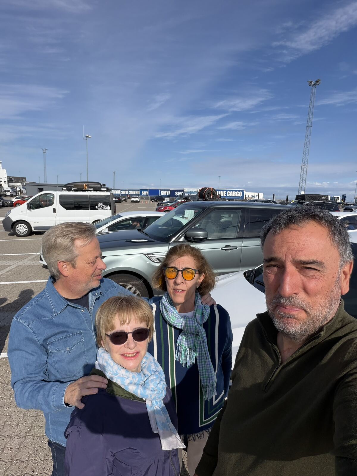 Aparcamiento del ferry con el cartel de Smyril Line