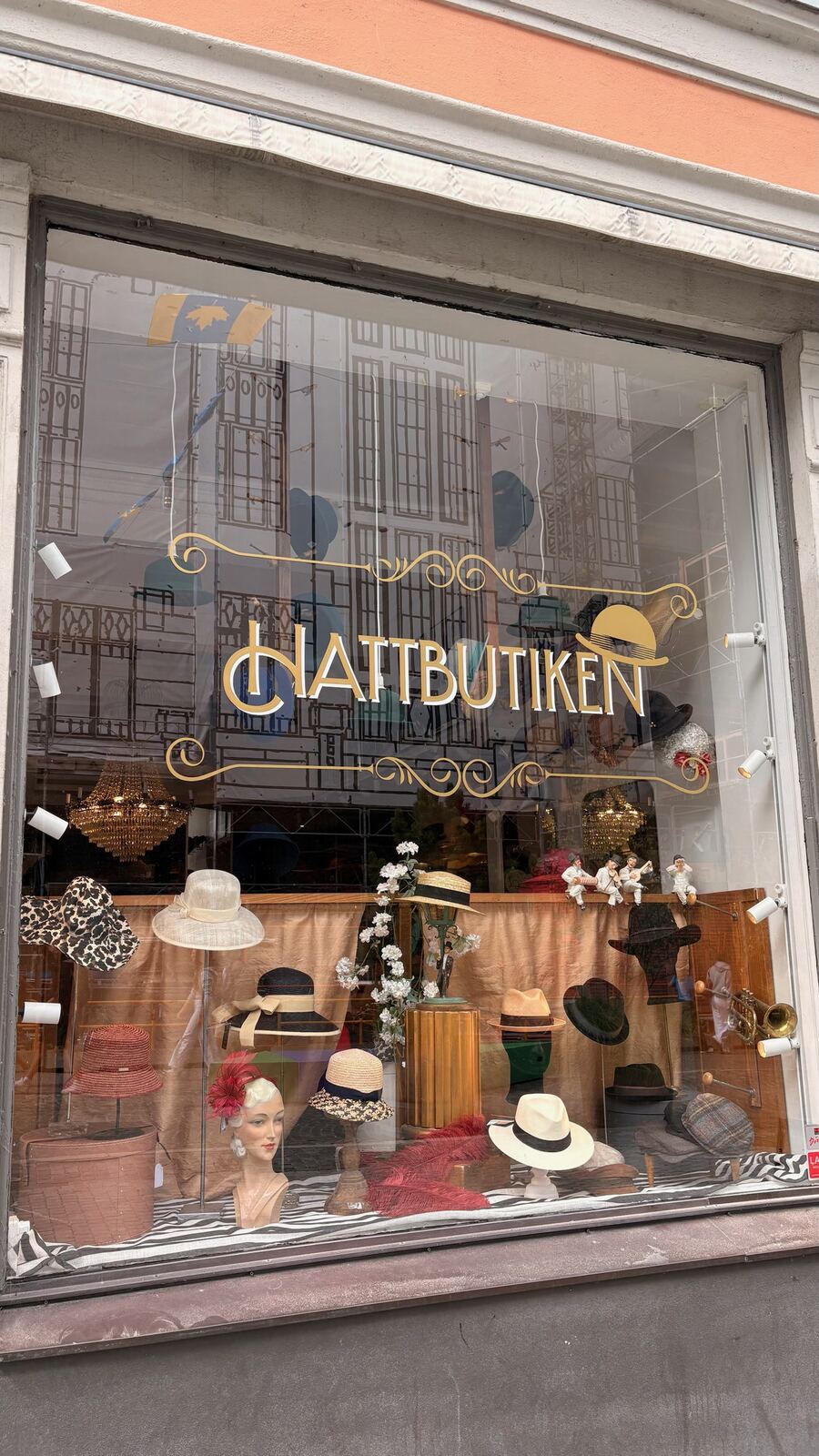 Escaparate de la sombrerería Hattbutiken