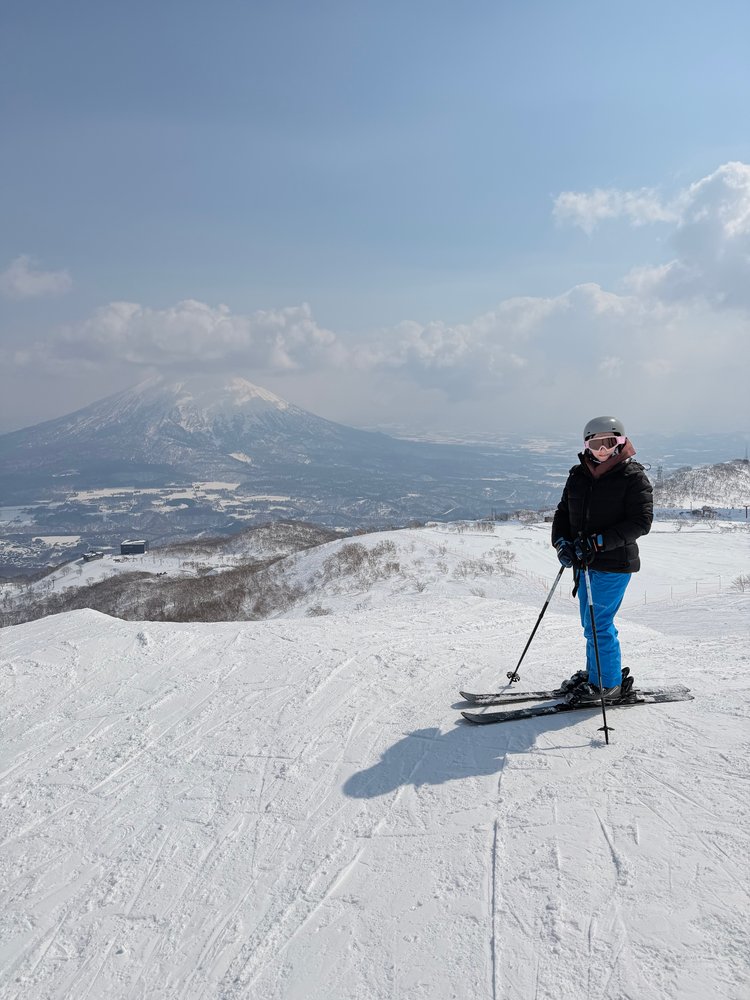 Esquiant a Niseko amb el mont Yotei al fons